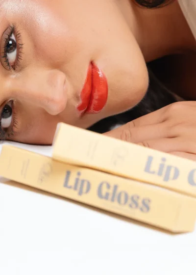 Lip Gloss Voluminizador Maracuyá Carmesí  + Protector solar stick facial = EL COMBO PERFECTO - Imagen 3